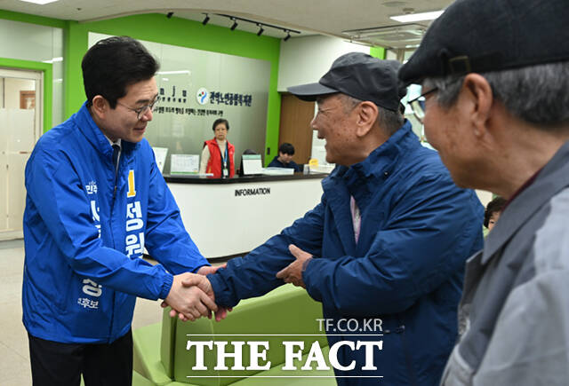 정원오 더불어민주당 서울시장 예비후보가 26일 오후 서울 관악구 관악노인종합복지관을 찾아 식당 조리사들과 인사하고 있다. 손에 물이 묻어 악수를 피하는 조리사와 악수 대신 주먹인사를 나눴다. /이새롬 기자