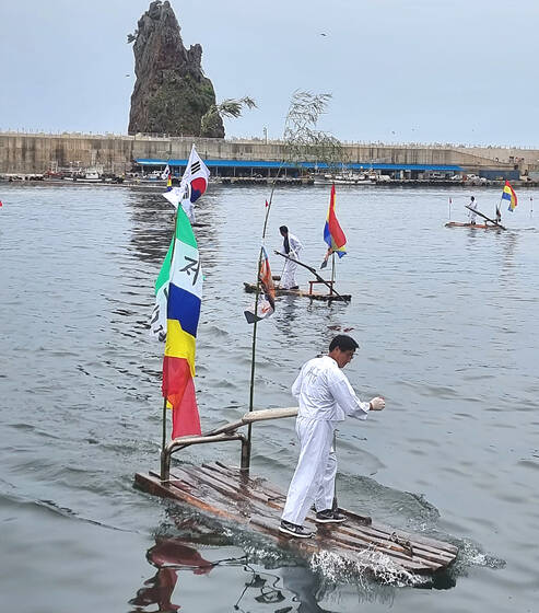 울릉도 오징어축제 전통 뗏목 시연 모습. /김성권 기자