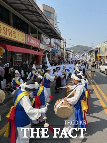 공주시가 26일 산성시장 일원에서 제107주년 3·1절을 맞아 제6회 공주 3·1만세운동 재현 행사를 열고 있다. /공주시
