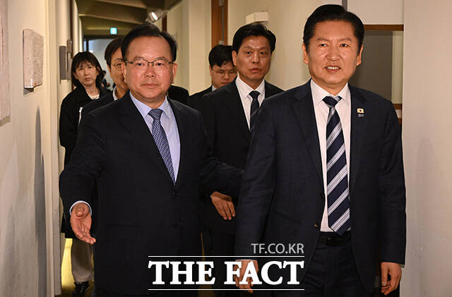 정청래 더불어민주당 대표(왼쪽)와 김부겸 전 국무총리가 26일 오전 서울 중구 달개비에서 회동 전 손을 맞잡고 있다. /국회사진기자단