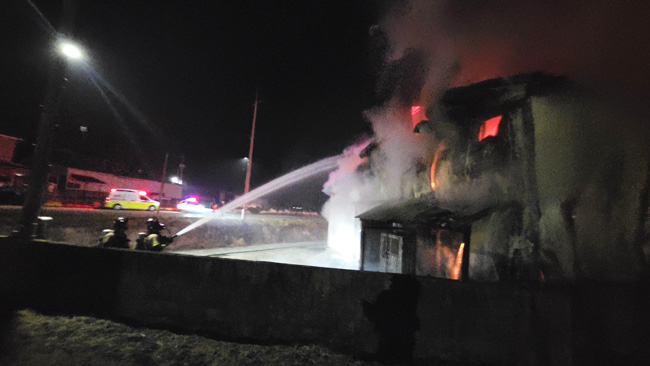 26일 오전 2시 18분쯤 경주시 현곡면 가정리의 한 저온창고에서 화재가 발생해 1시간 40여 분 만에 완진됐다. /경북소방본부