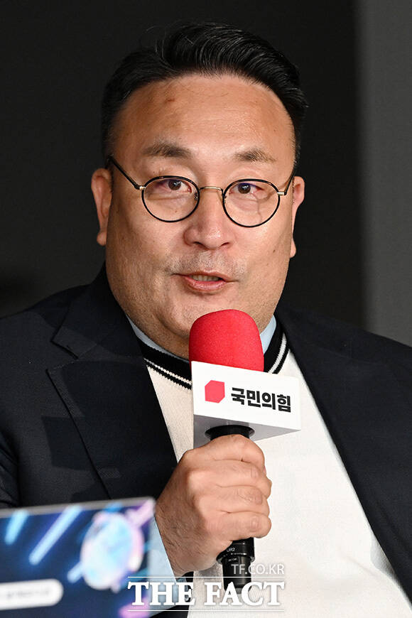 광역의원 청년 공개 오디션 바라보며 생각에 잠긴 이혁재 심사위원.