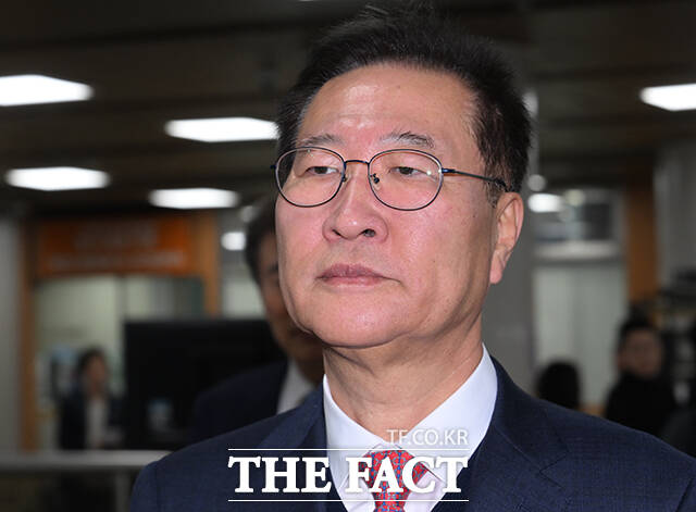 내란중요임무종사자 등 계엄 가담 의혹을 받는 박성재 전 법무부 장관이 26일 오후 서울 서초구 서울중앙지방법원에서 열린 공판에 출석하고 있다. /박헌우 기자