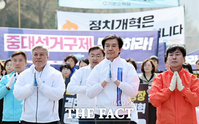 조국 조국혁신당 대표와 서왕진 조국혁신당 원내대표, 손솔 진보당 의원, 한창민 사회민주당 대표, 신지혜 기본소득당 최고위원 등 개혁진보4당 지도부가 26일 서울 여의도 국회 본청 앞에서 중대선거구제 도입 등 정치개혁을 촉구하며 삼보일배 행진을 하고 있다. /이새롬 기자