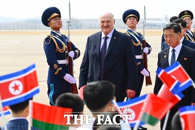 루카셴코 대통령이 전날 평양국제비행장에 도착해 김덕훈 제1부총리(오른쪽)의 영접을 받는 모습. 북한의 대외 경제를 전담할 인물이 전면에 나선 만큼 양국 경제 협력이 전망된다는 관측이 나온다. /AP. 뉴시스