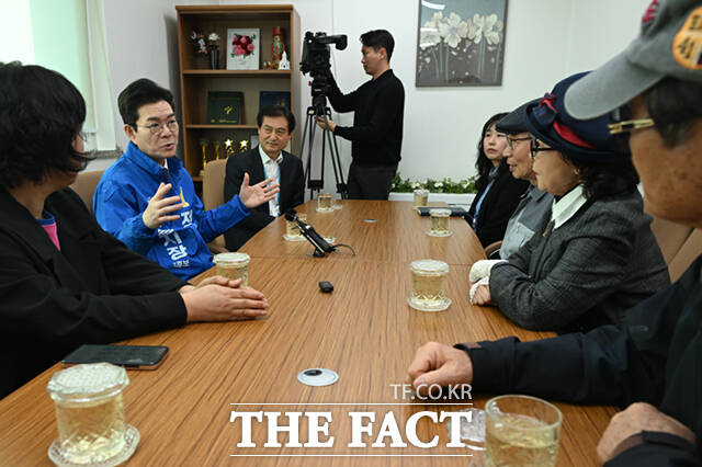 정원오 더불어민주당 서울시장 예비후보가 26일 오후 서울 관악구 관악노인종합복지관을 찾아 식당 조리사들과 인사하고 있다. 손에 물이 묻어 악수를 피하는 조리사와 악수 대신 주먹인사를 나눴다. /이새롬 기자