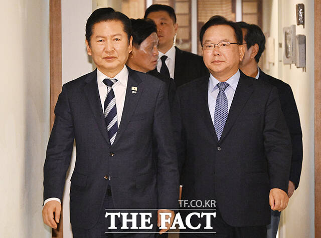 정청래 더불어민주당 대표(왼쪽)와 김부겸 전 국무총리가 26일 서울 중구 달개비에서 회동한 뒤 회동 내용에 관해 설명하고 있다. /국회사진기자단