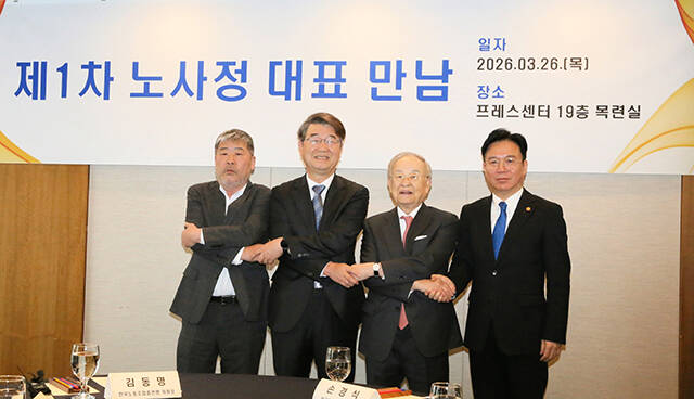 김동명 한국노총 위원장(왼쪽부터), 김지형 경제사회노동위원회 위원장, 손경식 한국경영자총협 회장, 김영훈 고용노동부 장관이 26일 서울 중구 프레스센터에서 열린 제1차 노사정 대표 만남에서 기념촬영을 하고 있다./경사노위