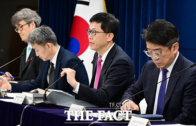 강기룡 재정경제부 차관보(왼쪽)가 26일 오후 서울 종로구 정부서울청사에서 민생물가 특별관리 관계장관TF 사전 합동브리핑을 하고 있다. /임영무 기자