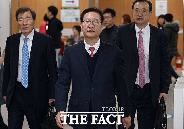 내란중요임무종사자 등 계엄 가담 의혹을 받는 박성재 전 법무부 장관이 26일 오후 서울 서초구 서울중앙지방법원에서 열린 공판에 출석하고 있다. /박헌우 기자