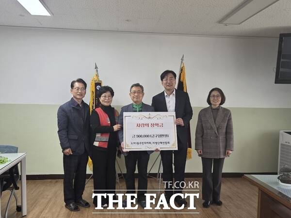 대전시 서구 도마1동 주민자치회가 25일 관내 도마초등학교와 버드내중학교, 변동중학교를 방문해 사랑의 장학금 100만 원씩 300만원을 전달했다. /대전 서구