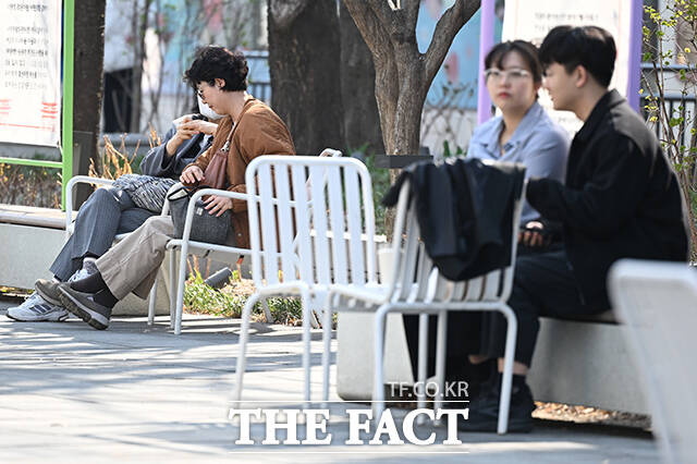 서울 시내 낮 최고기온이 20도를 기록하며 완연한 봄 날씨를 보인 지난 25일 오후 시민들이 서울 종로구 광화문광장 광장숲에서 휴식을 취하고 있다. /김성렬 기자