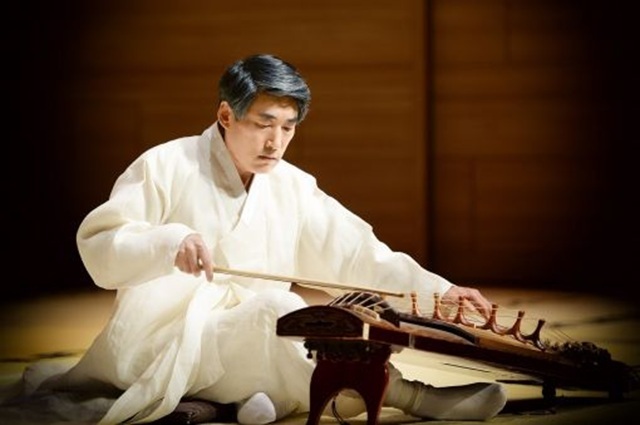 서울시는 서울특별시무형유산 '아쟁산조' 보유자로 김영길이 새롭게 인정된다고 27일 밝혔다. 사진은 '아쟁산조' 보유자 김영길 모습. /서울시