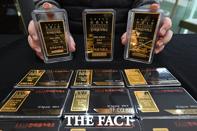 중동사태의 영향으로 금 가격이 하락한 26일 오전 서울 종로구 한국금거래소에 진열된 금 제품 옆으로 순금시세가 표시되고 있다. /김성렬 기자