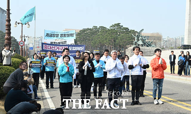 조국혁신당·진보당·기본소득당·사회민주당 등 개혁진보4당 지도부가 26일 서울 여의도 국회 본청 앞에서 중대선거구제 도입 등 정치개혁을 촉구하며 3보 1배 행진에 앞서 구호를 외치고 있다.