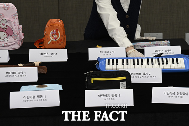 서울시 주무관이 부적합 제품을 들어보이고 있다.