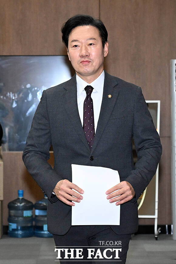 박수민 국민의힘 의원이 26일 오전 서울 여의도 국회 소통관에서 기자회견을 열고 서울시장 출마 선언을 하고 있다. /국회=서예원 기자