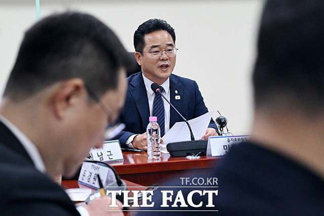 유가급등에 따른 가격안정과 상생협력을 위한 주유소-정유업계 사회적 대화기구 출범식 열고 기념촬영하는 민 위원장(앞줄 가운데)와 참석자들.