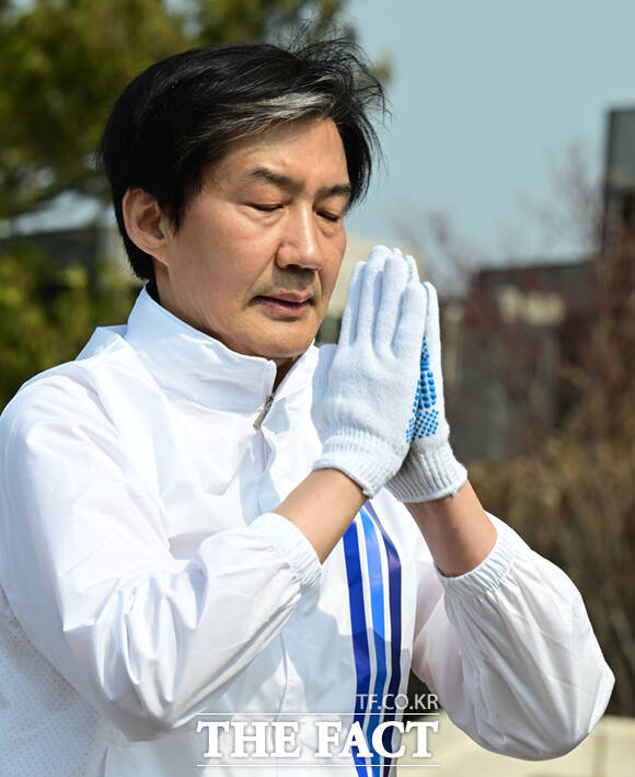 조국혁신당·진보당·기본소득당·사회민주당 등 개혁진보4당 지도부가 26일 서울 여의도 국회 본청 앞에서 중대선거구제 도입 등 정치개혁을 촉구하며 3보 1배 행진에 앞서 구호를 외치고 있다.