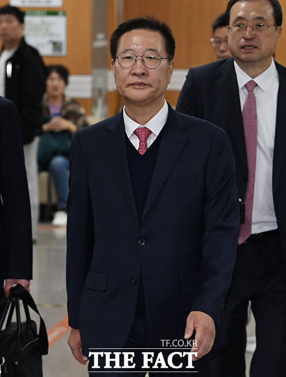 내란중요임무종사자 등 계엄 가담 의혹을 받는 박성재 전 법무부 장관이 26일 오후 서울 서초구 서울중앙지방법원에서 열린 공판에 출석하고 있다. /박헌우 기자