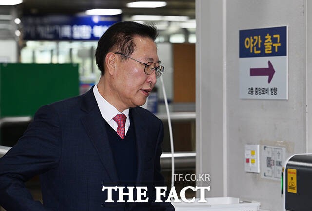 내란중요임무종사자 등 계엄 가담 의혹을 받는 박성재 전 법무부 장관이 26일 오후 서울 서초구 서울중앙지방법원에서 열린 공판에 출석하고 있다. /박헌우 기자