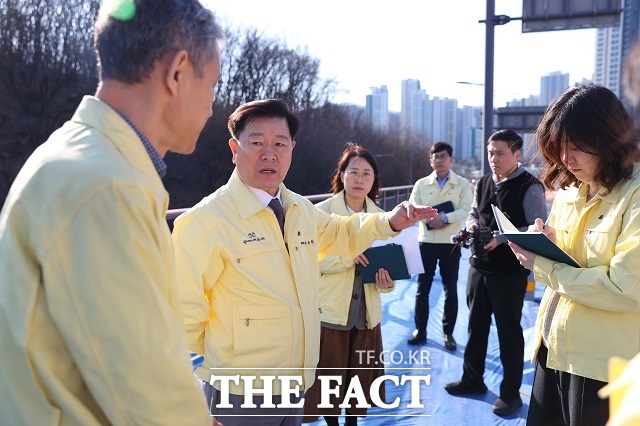 박승원 광명시장이 지난 13일 충훈대교를 방문해 안전 관리에 만전을 가해줄 것을 당부하고 있다. /광명시