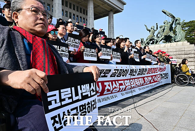 장동혁 국민의힘 대표가 26일 오후 서울 여의도 국회 본청 앞 계단에서 열린 코로나 백신 진상규명위원회 출범 및 특검 촉구 행사에 참석해 발언을 하고 있다. /국회=배정한 기자