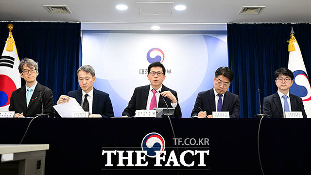 강기룡 재정경제부 차관보(왼쪽)가 26일 오후 서울 종로구 정부서울청사에서 민생물가 특별관리 관계장관TF 사전 합동브리핑을 하고 있다. /임영무 기자