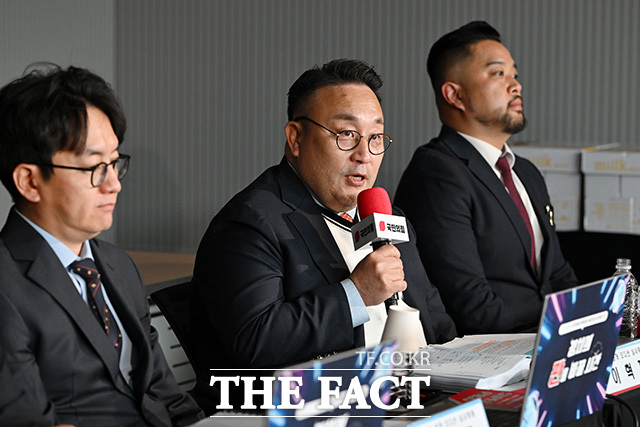 광역의원 청년 공개 오디션 바라보며 생각에 잠긴 이혁재 심사위원.