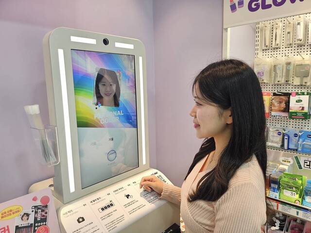 CU가 업계 최초로 AI 기술을 활용해 나만의 커스텀 화장품을 만들 수 있는 '메이크업 팔레트 메이커' 키오스크를 도입한다. /BGF리테일