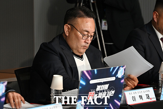 광역의원 청년 공개 오디션 바라보며 생각에 잠긴 이혁재 심사위원.