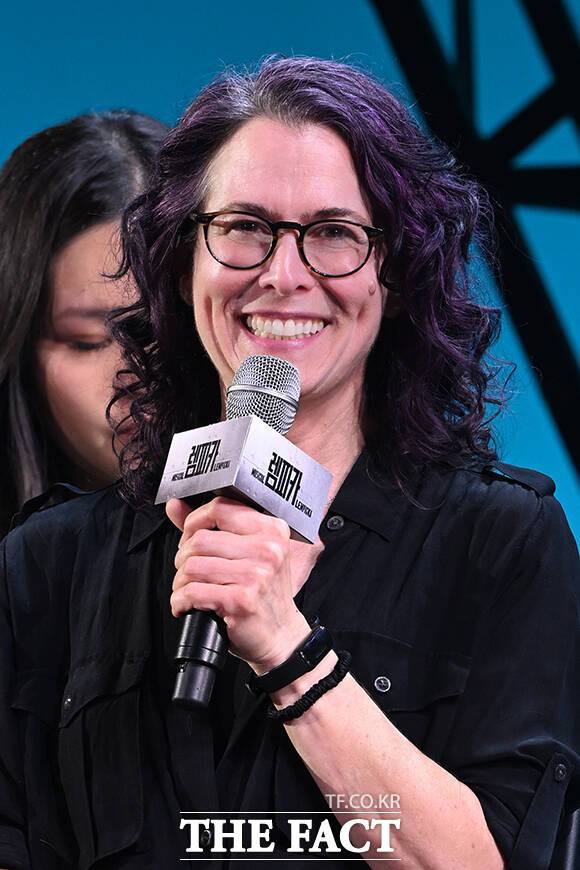 취재진 질문에 대답하는 극작가 칼슨 크라이저.