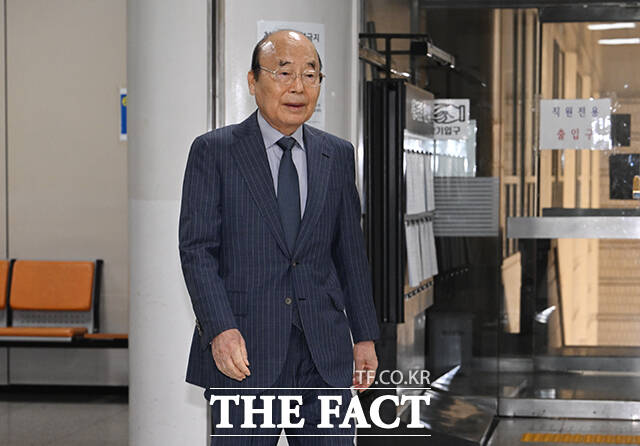 매관매직 의혹으로 징역 1년을 구형받은 이봉관 서희건설 회장이 26일 오후 서울 서초구 서울중앙지방법원에서 열린 공판에 증인 출석하고 있다. /박헌우 기자