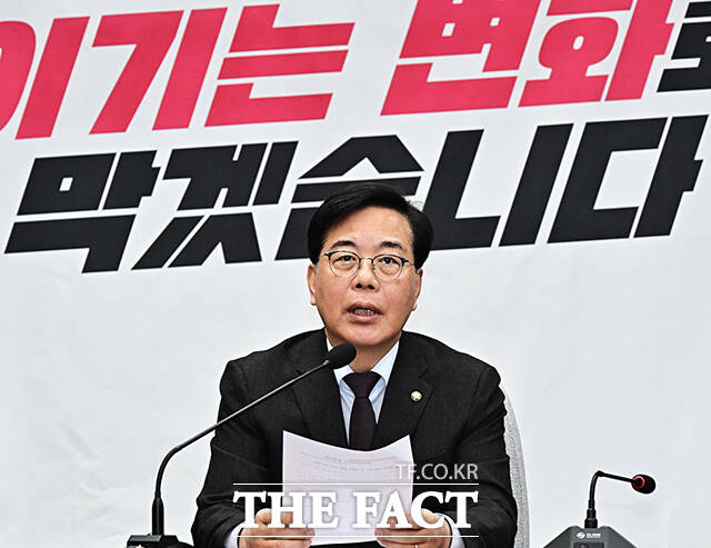 송언석 국민의힘 원내대표가 26일 더불어민주당의 6·3 지방선거 공천 후보들을 '범죄자 라인업'으로 규정하고 비판했다. 사진은 송 원내대표가 24일 오전 서울 여의도 국회에서 열린 원내대책회의에 참석해 모두발언을 하고 있는 모습. /배정한 기자