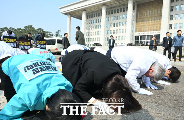조국혁신당·진보당·기본소득당·사회민주당 등 개혁진보4당 지도부가 26일 서울 여의도 국회 본청 앞에서 중대선거구제 도입 등 정치개혁을 촉구하며 3보 1배 행진에 앞서 구호를 외치고 있다.