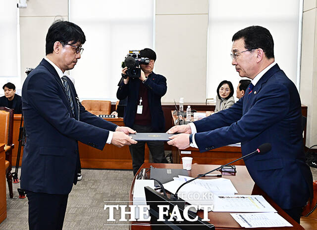 전현정 중앙선거관리위원회 위원 후보자가 26일 오전 서울 여의도 국회 행정안전위원회에서 열린 인사청문회에 출석해 증인선서를 하고 있다.