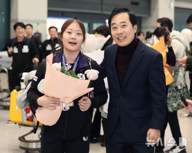 2024년 12월 유예린(왼쪽)이 2024 국제탁구연맹(ITTF) 세계청소년선수권대회 U-19 여자단체전에서 우승을 차지한 후 귀국해 아버지 유남규 감독과 포즈를 취한 모습. 하리모토 미와의 돌풍이 워낙 강렬해서 그렇지 유예린도 나름 잘 성장하고 있다. / 뉴시스