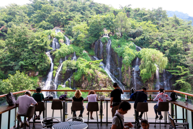 서울시가 자치단체 현실을 반영한 규제 완화와 제도 개선을 정부에 건의했다. 시는 수변공간 내에서 하천관리에 지장이 없고 치수 안전성을 확보한 경우 고정구조물을 설치할 수 있도록 설치 규제의 제한적 허용 방식으로 전환을 요청했다. 서대문구 소재 '카페폭포'의 모습. /서울시