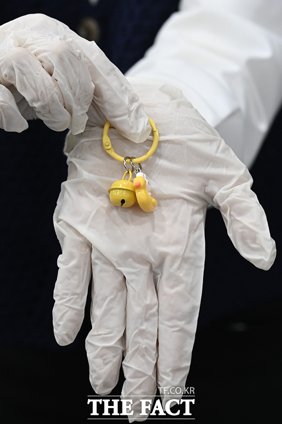 서울시 주무관이 부적합 제품을 들어보이고 있다.