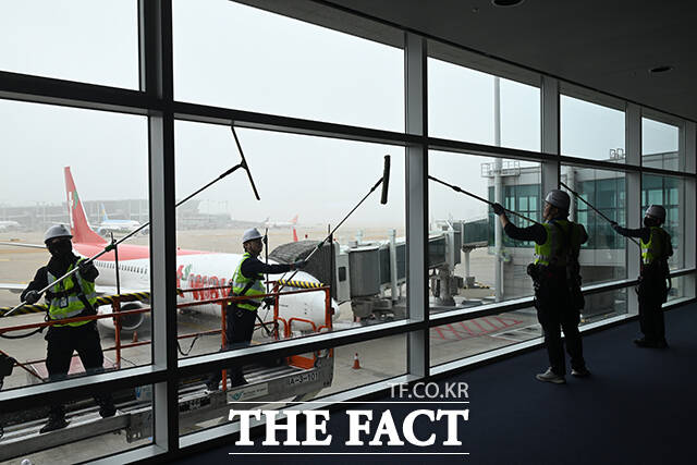 인천국제공항공사는 3일부터 4월 10일까지 약 40일간 매일 약 780명의 인력과 200여 대의 장비를 투입해 제1·2여객터미널, 부대건물, 조경시설, 공항 접근 도로에 대한 대정비를 실시한다.