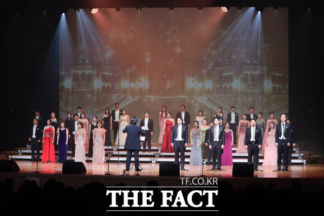 여수시립합창단이 지난해 9월 11일 여수시민회관에서 기획연주회 팝스 콘서트를 선보이고 있다. /여수시립합창단
