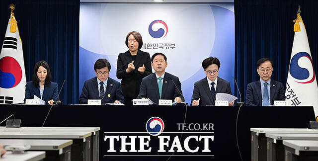 구윤철 부총리 겸 재정경제부 장관이 26일 오전 서울 종로구 정부서울청사에서 중동전쟁에 따른 비상경제 대응방안을 발표하고 있다. /임영무 기자