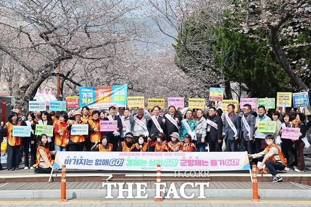 창원시가 진해군항제 개막을 앞두고 벚꽃 명소인 여좌천 일대에서 민·관합동 바가지요금 근절 캠페인을 벌였다. /창원시
