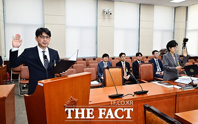 윤광일(왼쪽), 전현정 중앙선거관리위원회 위원 후보자가 26일 오전 서울 여의도 국회 행정안전위원회에서 열린 인사청문회에 출석해 증인선서를 하고 있다. /국회=배정한 기자