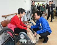  노인복지관 살핀 정원오, 복지공약 발표...'시니어 라이프캠퍼스' 조성 [TF사진관]