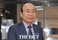  어두운 표정으로 법원 출석하는 이봉관 회장 [TF사진관]