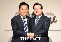  '대구시장' 출마 초읽기...손 맞잡은 정청래-김부겸 [TF포착]