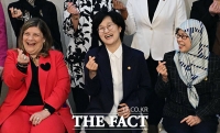  원민경 성평등가족부 장관, 주한여성대사들과 '손하트' [TF사진관]