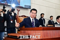  5월 1일 노동절 '빨간날' 되나…공휴일법 개정안 국회 행안위 통과 [TF사진관]