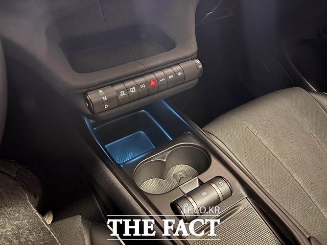 BYD 돌핀 센터 콘솔 및 기어 조작부 모습. 원통형 스위치 방식 기어와 물리 버튼을 적용해 직관적인 조작성을 강조했다. /황지향 기자